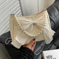 Borsa a tracolla bianco crema con fiocco grande e manico in perle elegante - Bianco