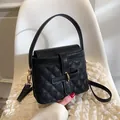 Elegante borsa a scatola in pelle nera trapuntata con dettagli dorati e tracolla - Nero