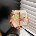 Borsa a tracolla sfumata arcobaleno con trapuntatura a rombi e finiture dorate - Colorato