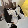 Elegante borsa a tracolla nera a pieghe con grande fiocco in seta bianca e manico di perle - Nero e Bianco