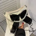 Borsa a tracolla bianco crema con fiocco nero e manico in perle raffinato - Bianco e Nero