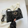 Borsa a nuvola nera a pieghe con fibbia dorata e tracolla regolabile per look chic - Design Increspato (Nero) / Nero