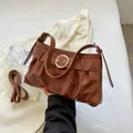 Borsa a tracolla plissettata marrone caramello con fibbia d'oro e cinturino - Design Increspato (Marrone) / Marrone