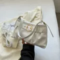 Borsa a nuvola bianca in similpelle con fibbia dorata e tracolla regolabile - Design Increspato (Bianco Crema) / Bianco Sporco
