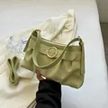 Borsa baguette arricciata verde avocado con fibbia dorata e tracolla - Design Increspato (Verde) / Verde