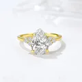 Dettaglio macro del marchio S925 su anello dorato con zircone a forma di pera - US 11.5 / Giallo
