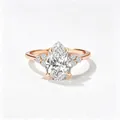 Dettaglio dell'anello con zircone a goccia in oro rosa e pietre d'accento laterali - US 11.5 / Oro rosa
