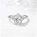 Dettaglio macro dell'anello in argento con zircone a pera e castone a sei griffe - US 11.5 / Bianco