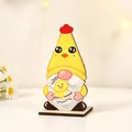 Détail du gnome de Pâques en bois avec costume de poulet, décoration festive rustique - Ornement de Gnome Poussin (P-M108 A)