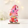 Détail d'un gnome de Pâques en bois avec oreilles de lapin roses et cœur à étoiles - Ornement de Gnome Lapin à Pois (P-M109 B)