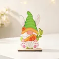 Détail d'un gnome de Pâques en bois avec oreilles de lapin et carotte sur son socle - Ornement de Gnome Carotte (P-M110 C)