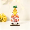 Détail d'un gnome de Pâques en bois avec chapeau carotte, oreilles de lapin et petit lapin - Ornement de Gnome Chapeau Carotte (P-M111 D)