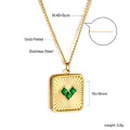 Collier en acier inoxydable doré avec pendentif carré orné de trois pierres vertes - Style Carré Coeur Trois Pierres Vertes (NE2A220JG)
