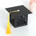 Geschenkbox zum Abschluss 2026 in Doktorhutform mit gelber Quaste und Hohlrelief - 6x6cm / Schwarz (Abschlussbox B)
