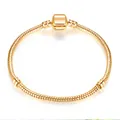 Poliertes goldenes Schlangenarmband mit klassischem Fassverschluss auf weißem Grund - 16cm / Gold