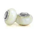 Leuchtende milchweiße Glasperle mit gelben Flecken und Silberkern für DIY-Schmuck - Weiß