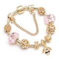 Gouden bijen-bedelarmband met roze kristallen kralen en veiligheidsketting op wit - Stijl 09-Goud/Roze