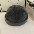 Detalle de gorro docker de pana gris oscuro con acabados desgastados de estilo retro - M / Gris