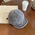 Primer plano de la gorra retro a rayas en tela texturizada gris y blanca de calidad - M(56-58cm) / Gris