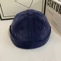 Gorro docker de pana azul marino con detalles desgastados sobre un fondo minimalista - M / Azul marino