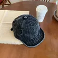 Gorra de béisbol de pana lavada vintage en gris carbón sobre mesa de madera con café - M(56-58cm) / Negro