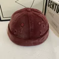 Primer plano de gorro docker de pana granate con detalles desgastados de estilo vintage - M / Burdeos