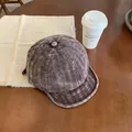 Primer plano de la textura de pana marrón de la gorra sobre mesa de madera - M(56-58cm) / Café