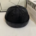 Primer plano detallado de la tela de pana negra en un gorro docker de estilo vintage - M / Negro