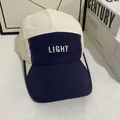 Dettaglio di un cappello a 5 pannelli con ricamo LIGHT e cuciture a contrasto - M / Blu navy