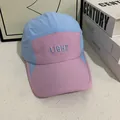 Dettaglio cappello a 5 pannelli con design color block rosa e blu e ricamo LIGHT sul davanti - M / Rosa