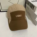 Dettaglio del cappellino 5-panel bicolore con ricamo LIGHT e tessuto ultra resistente - M / Cachi