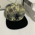 Gorra de béisbol vintage de ala plana con cuadros amarillos y verdes y bordado letra A - M (56-58cm) / Rayas Negras y Amarillas