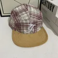 Gorra de béisbol vintage a cuadros de cinco paneles con visera plana y bordado de la letra J - M (56-58cm) / Rayas Rosa Blanco