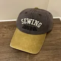 Detailaufnahme der Vintage-Baumwoll-Baseballkappe mit SEWING-Stickerei - M / Kaffeebraun