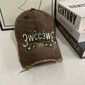 Dettaglio della visiera consumata e del ricamo 3D su un cappello vintage marrone - M (56-58cm) / caffè