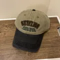 Detailaufnahme der khakischwarzen Baseballkappe mit hochwertiger 3D SEWING Bestickung - M / Khaki