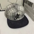 Detalle de gorra de cuadros retro con logotipo bordado y visera de lana - M (56-58cm) / Rayas Grises y Blancas