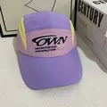 Detalle de gorra camper de 5 paneles con diseño color-block y bordado en púrpura y amarillo - M(56-58cm) / Morado (Morado Amarillo Color Block)