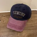 Detail der SEWING-Stickerei auf einer dunkelblau-roten Vintage-Baumwollkappe - M / Marineblau