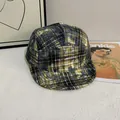 Berretto da baseball vintage a quadri blu e gialli in un ambiente in stile di vita retrò - Quadri Blu Giallo Nero / Nero
