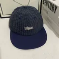 Detalle de la gorra de béisbol vintage a cuadros con bordado AMasic y visera plana fina - M / Azul marino