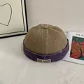 Gorro docker bicolor con parche vintage y bordes deshilachados en escritorio minimalista - M(56-58cm) / Caqui