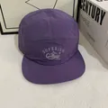 Dettaglio del berretto viola con fori di ventilazione laser e stampa grafica superiore - M (56-58cm) / Viola