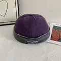 Detalle de la textura del gorro docker de algodón bicolor con parche de letras bordado - M(56-58cm) / Morado