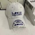 Dettaglio cappellino bianco vintage con ricami blu e visiera con bordi sfrangiati - M (56-58cm) / Bianco
