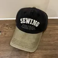 Nahaufnahme der Vintage-Baseballkappe mit 3D-Stickerei SEWING und Kontrastnähten am Schirm - M (56-58cm) / Schwarz