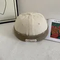 Detalle del gorro docker bicolor con corona beige, borde de denim café y etiqueta de tela - M(56-58cm) / Blanco Roto