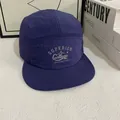 Cappellino 5-panel traspirante ad asciugatura rapida in viola scuro con stampa retrò - M (56-58cm) / Blu scuro