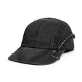 Dettaglio della trama in denim nero invecchiato e bordi a vivo su un cappellino da baseball - M / Nero
