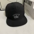 Dettaglio cappello nero a 5 pannelli con fori laserati e stampa grafica vintage - M (56-58cm) / Nero